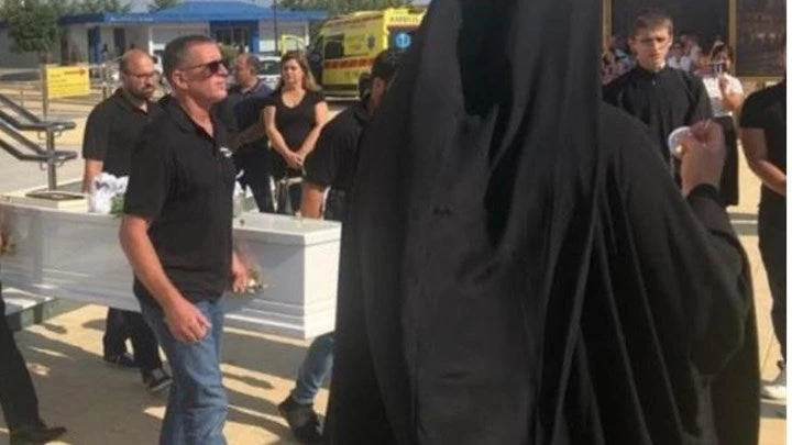 Σε κλίμα συγκίνησης το τελευταίο αντίο στη μικρή Σιέρα στην Κύπρο – Παρών και ο δύτης που τη βρήκε στη λίμνη (εικόνα, βίντεο)